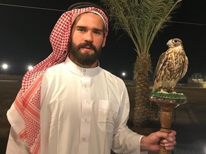 Saat Alisson Becker Pakai Gamis dan Sorban