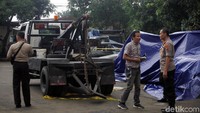 Sejumlah mobil derek pun disiapkan untuk mengangkut mobil-mobil tersebut.