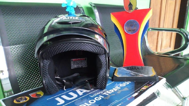 Siswa SMP di Ponorogo Inovasikan Helm Jadi Pengaman Motor, Kok Bisa? Siswa SMP di Ponorogo Inovasikan Helm Jadi Pengaman Motor, Kok Bisa?