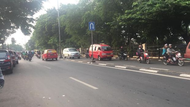 Arus lalu lintas dari arah Pasar Rebo menuju Cililitan ataupun sebaliknya ramai lancar.