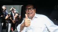 Deddy mengacungkan jempolnya sesaat sebelum meninggalkan gedung KPK.