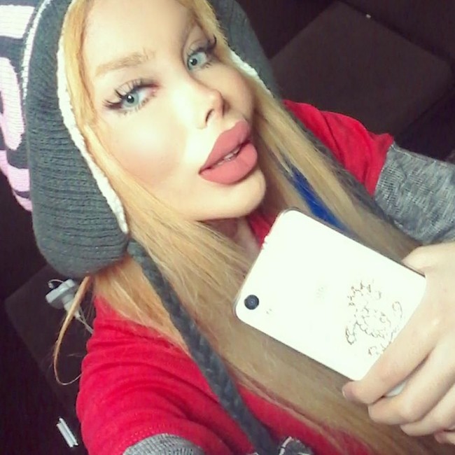 Sanaztt punya bibir yang sangat tebal. Ketebalan bibirnya sudah tak lazim lagi. Foto: Instagram (@Sanaztt)