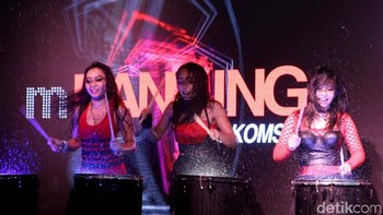 Dalam acara tersebut juga dimeriahkan oleh pertunjukan pemain musik wanita modern penabuh gendang yang tampil dengan pakaian seksi.