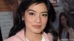 Senyum Manis Titi Kamal yang Awet Muda