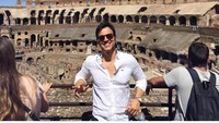 Sedangkan ini saat dia berada di Colosseum, Roma. (gabrielndsprado/Instagram)