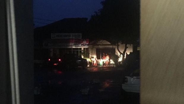 Petugas PPSU bantu polisi bersihkan puing pasca kebakaran di Polsek Ciracas