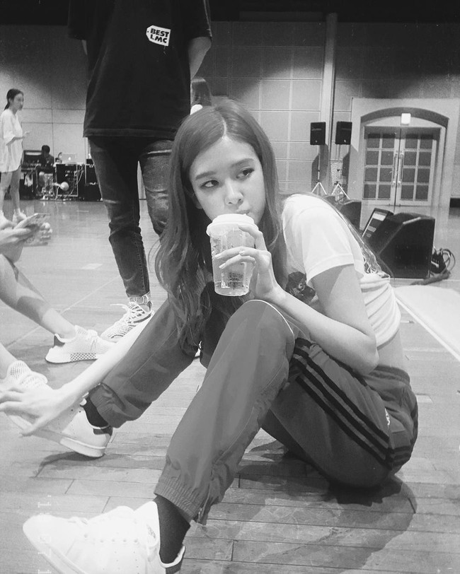 Seperti Jennie, dilihat dari akun Instagramnya, Rose juga lebih sering mengenakan kaus dan sneakers. Dalam foto berikut, wanita dengan suara unik tersebut memadukan dengan celana training. Foto: Instagram