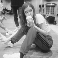 Seperti Jennie, dilihat dari akun Instagramnya, Rose juga lebih sering mengenakan kaus dan sneakers. Dalam foto berikut, wanita dengan suara unik tersebut memadukan dengan celana training. Foto: Instagram