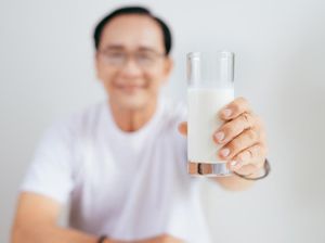 Benarkah Rutin Minum Susu Bisa Cegah Penuaan Dini?
