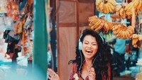 Sedang berada dimana ya? Dibelakang Yura nampak gantungan beberapa sisir pisang. Foto: Instagram @yurayunita