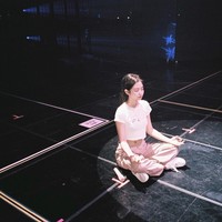 Namun di keseharian, wanita 22 tahun itu tampak lebih suka pakai kaus, celana panjang, dan tak lupa sneakers. Foto: Instagram