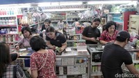 Satu persatu toko yang menjual kosmetik didatangi.