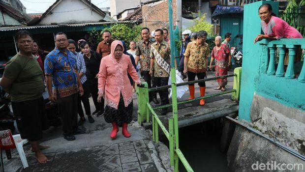 wali kota risma mengecek saluran air yang mampet di surabaya