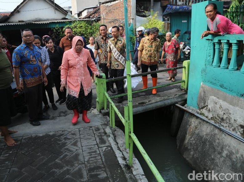 Berkebaya dan Sepatu Boot, Risma Cek Saluran Air Mampet Berkebaya dan Sepatu Boot, Risma Cek Saluran Air Mampet