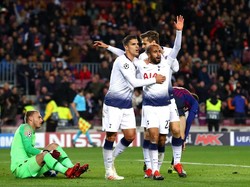 Bertanding di Camp Nou, Rabu (12/12) dini hari WIB, Tottenham tertinggal dari Barca nyaris di seluruh pertandingan usai Ousmane Dembele membawa tuan rumah unggul cepat di menit ketujuh. Tottenham baru bisa menyamakan skor di menit ke-85 lewat gol Moura. Clive Rose/Getty Images.