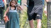 Kakak-kakak Harper pun begitu sayang padanya. Jalan santai bersama Brooklyn, Harper menenteng keripik kentang dan minuman kemasan. Foto: Pinterest