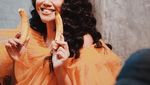 Pose Keren Yura Yunita Cicip Teh dan Ngemil Croissant