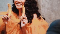 Wanita kelahiran Bandung ini ternyata sangat suka dengan buah pisang. Lihat nih saat ketika Yura akan berbuka puasa dengan buah pisang. Foto: Instagram @yurayunita