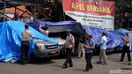 Mobil yang Dirusak di Polsek Ciracas Ditutupi Terpal