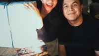 Foto bersama Tulus, Yura pun terlihat sangat bahagia lagi-lagi mendapatkan kue kesukaannya. Foto: Instagram @yurayunita