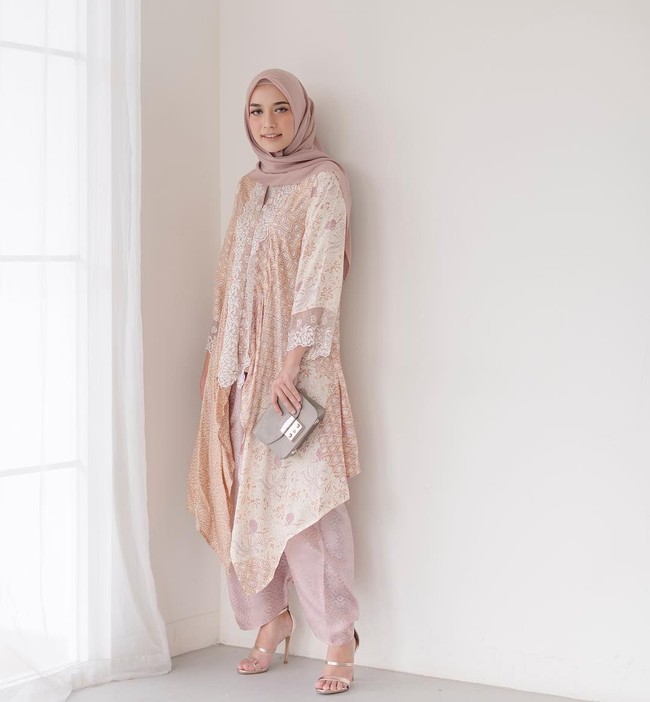 Begitupun saat menghadiri undangan pernikahan. Ia tetap tampil manis dengan atasan bernuansa etnik dan berwarna lembut. Foto: Instagram/Megaiskanti