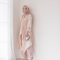 Begitupun saat menghadiri undangan pernikahan. Ia tetap tampil manis dengan atasan bernuansa etnik dan berwarna lembut. Foto: Instagram/Megaiskanti