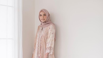 10 Baju Atasan Pilihan Mega Iskanti, Simple Tapi Cantik