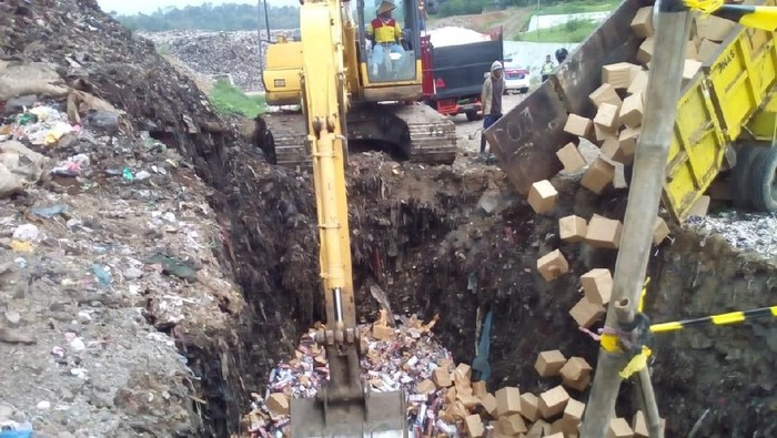 Dicampur Air Got, 9 Juta Batang Rokok Ilegal Dimusnahkan