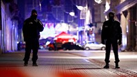 Akibat penembakan tersebut polisi telah mengunci daerah dan mencari pelaku penembakan. Pasalnya, menurut saksi mata, pelaku penembakan terlihat melarikan diri dari tempat kejadian. REUTERS/Christian Hartmann.