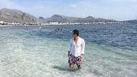 Menikmati indahnya pantai di Puerto De Pollensa, Islas Baleares, Spanyol. (gabrielndsprado/Instagram)