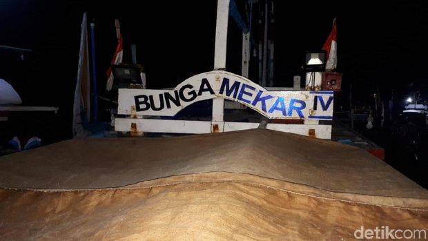 Perahu Bunga Mekar muat ikan pirek busuk/