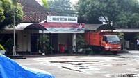 Truk sampah juga telah disiapkan untuk mengangkut puing-puing.