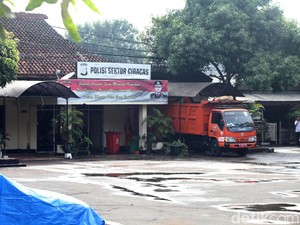 Polsek Ciracas Diserang, Saksi Lihat Gerombolan Massa Bawa Pentungan