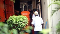 Petugas kebersihan sejak pagi telah datang dan membersihkan puing-puing sisa perusakan.