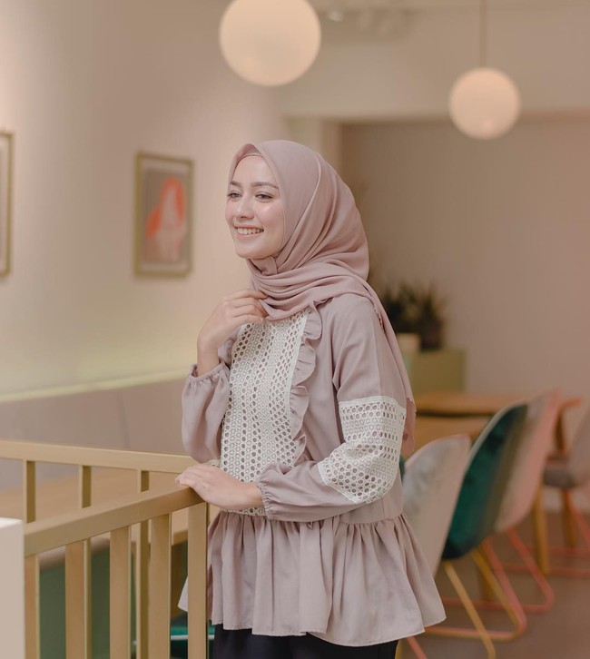 Mega Iskanti, salah satu selebgram hijab yang sering memakai atasan tanpa layering. Ia tampil praktis, simple, tapi tetap menawan. Foto: Instagram/Megaiskanti