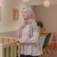 Mega Iskanti, salah satu selebgram hijab yang sering memakai atasan tanpa layering. Ia tampil praktis, simple, tapi tetap menawan. Foto: Instagram/Megaiskanti