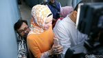 Saat Angel Lelga Menerjang Kepungan Wartawan