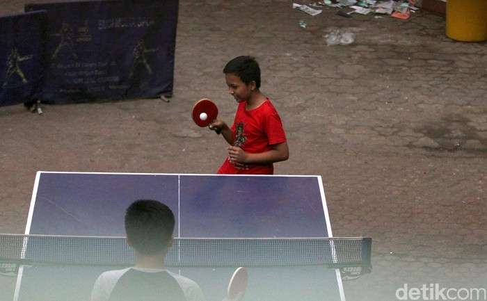 Pasar menjadi tempat bagi warga untuk melakukan transaksi jual beli. Namun di Pasar Grogol warga tak hanya berbelanja tapi juga bisa berolahraga tenis meja.