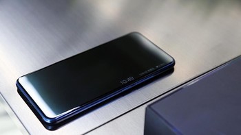 Snapdragon 845 dipercayakan sebagai otaknya, berpadu dengan RAM 10 GB dan memori internal 128 GB. Foto: Sina Mobile