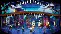 Hiburan terbaik diraih Royal Caribbean International. Kapal penjelajah Symphony of the Seas menyajikan pertunjukan Broadway Hairspray di laut lepas (Royal Caribbean/CNN Travel)
