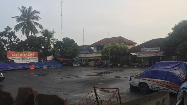 Pintu gerbang Polsek Ciracas tertutup rapat.