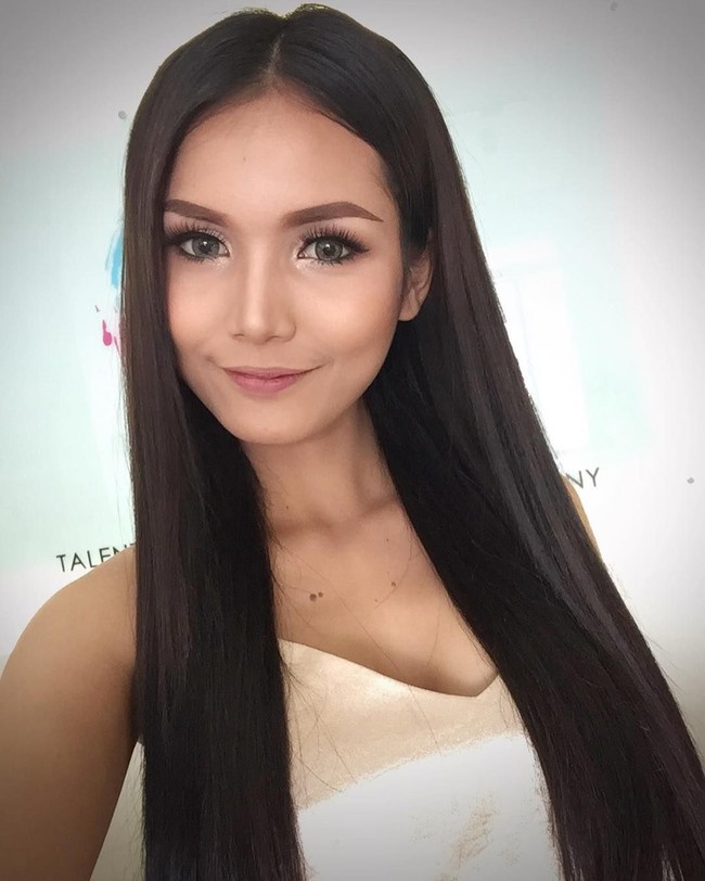 Rern Sinat saat ini tengah menjalani karantina bersama 93 finalis lainnya dari berbagai negara di dunia. Dan baru-baru ini sosoknya menjadi perbincangan hangat di kalangan pecinta Miss Universe. Foto: Instagram @rern_sinat