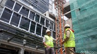 Proses pengerjaan gedung itu dikerjakan oleh kontraktor dari Wika Gedung yang telah berpengalaman dan hingga kini masih terus berlanjut, Rabu (12/12/2018).