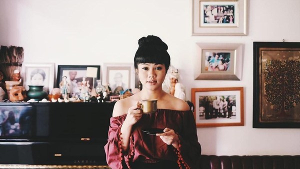 Pose Keren Yura Yunita Cicip Teh dan Ngemil Croissant