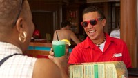 Pelayanan kapal pesiar terbaik diraih Carnival Cruise Line. Carnival dikenal dengan Redfrog Rum Bar di tepi kolam renangnya (Carnival/CNN Travel) 