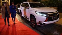 (Ki-ka) Dennis Adishwara dan Sissy Prescillia - pemeran utama Film Milly & Mamet menuju red carpet setelah menggunakan Pajero Sport sebagai kendaraan yang mengantarkannya. Pool/Mitsubishi.