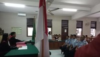 Agenda sidang hari ini mendengarkan keterangan saksi dari empat petugas Imigrasi Bandara Ngurah Rai yaitu Bramiartha, Ardy, Satrio W, dan Andhika. Salah satu dari keempat saksi itu Ardy merupakan korban penamparan perempuan berkewarganegaraan Inggris tersebut.
