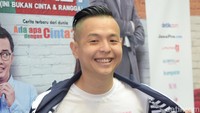 Ernest Prakasa tampak happy atau semringah saat ditemui baru-baru ini. Sebelumnya ia jadi sorotan karena saling balas komentar dengan Arie Untung. Foto: Noel/detikFoto