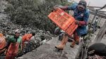 Pasukan Oranye Berjibaku Bersihkan Sampah di Hutan Mangrove