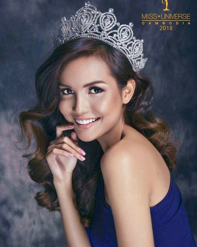 Reaksi fans tersebut membuat Miss Australia dan Miss USA yang tengah menjalani karantina Miss Universe 2018 bersama Rern Sinat menyampaikan klarifikasinya. Melalui pesan ke Instagram akun @misscambodia, keduanya menyampaikan bahwa mereka tidak pernah bermaksud menghina finalis Miss Universe 2018 asal Kamboja. Justru mereka mengagumi Rern yang tetap optimis berkompetisi meski memiliki keterbatasan bahasa. Keduanya juga bukan mengasihani Rern yang tidak bisa berbahasa Inggris. Mereka menyebutkan kata poor karena tidak ada finalis lain yang memiliki kemampuan bahasa Kamboja di Miss Universe 2018. Foto: Instagram @rern_sinat